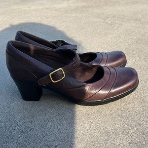 Clarks bendables brown VINTAGE heels with strap